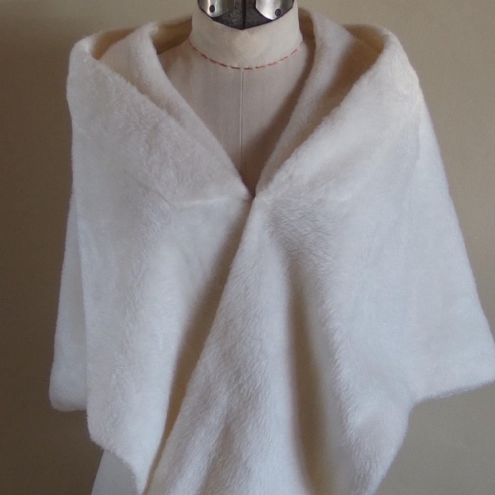 🩵 WINTER SHAWL Formal Ivory Faux Fur Wrap Cape prom